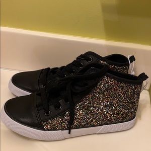 Never worn kids size 3 sneaker w/ glittery sides.